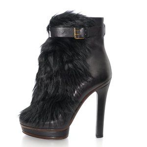 white gucci boots with fur
